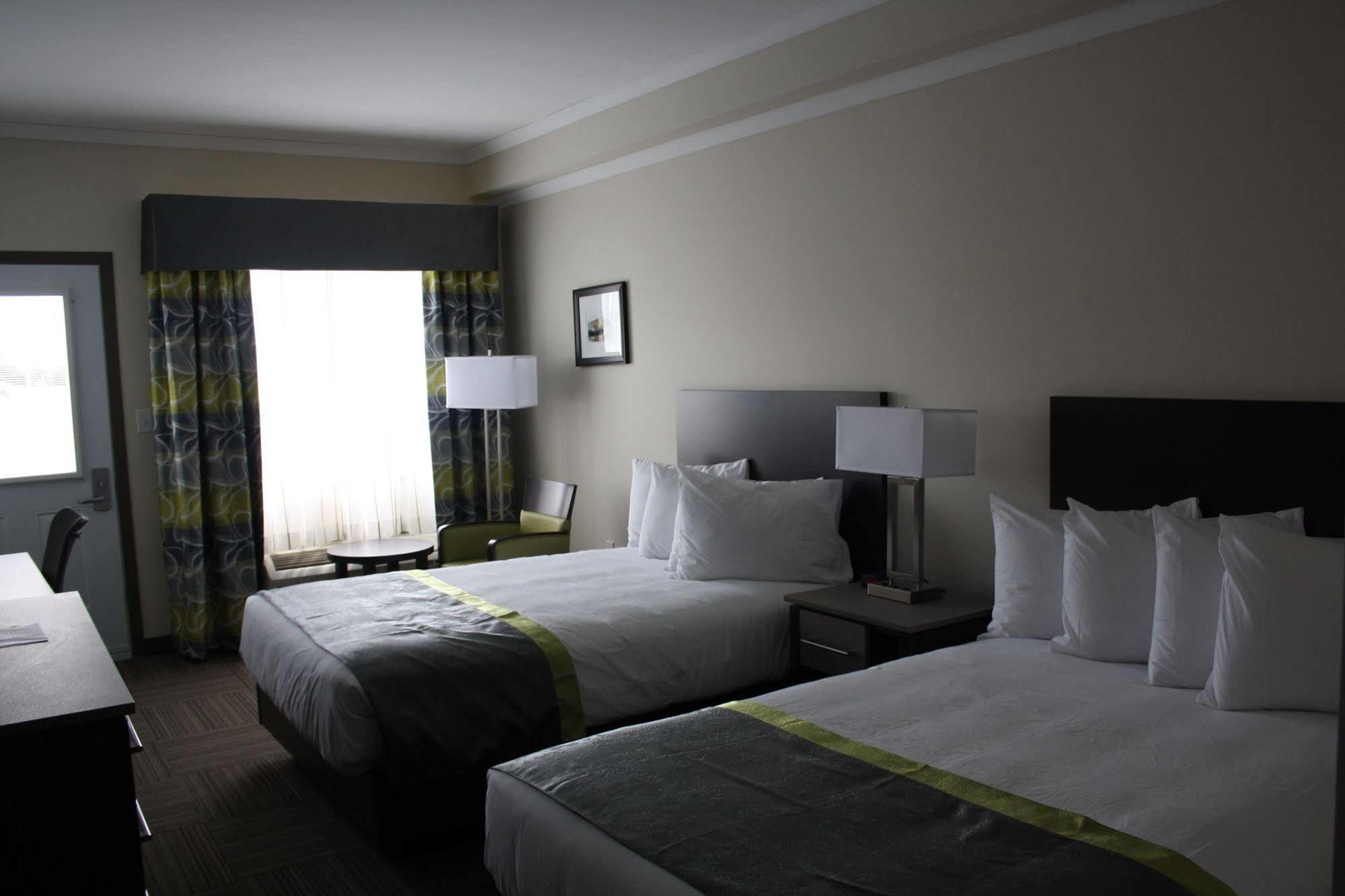 Crossroads Inn & Suites Paradise Esterno foto
