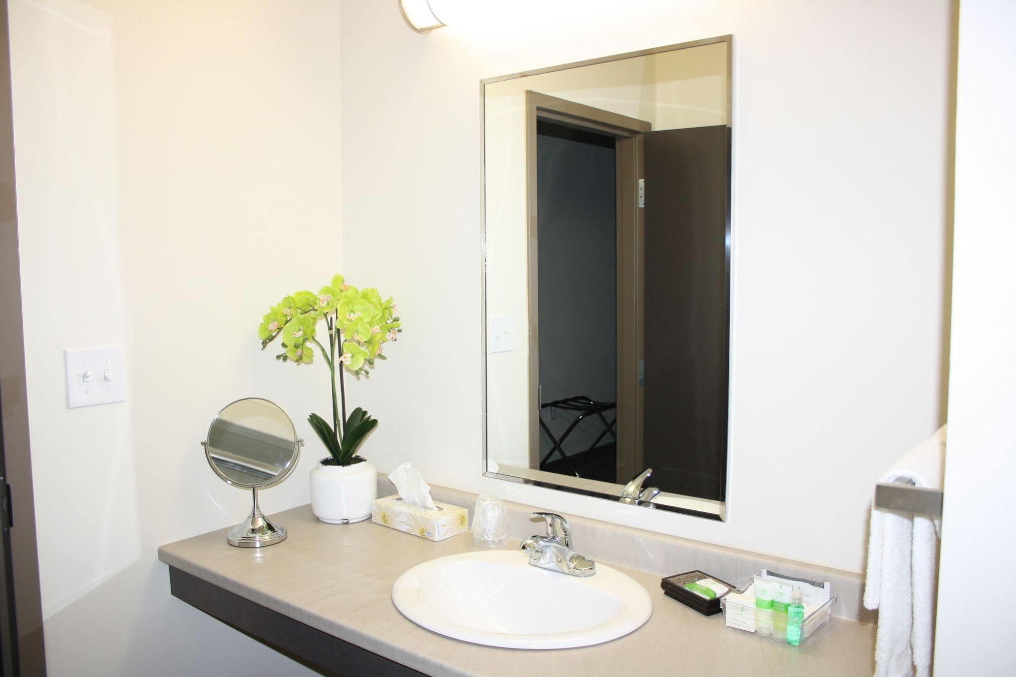 Crossroads Inn & Suites Paradise Esterno foto
