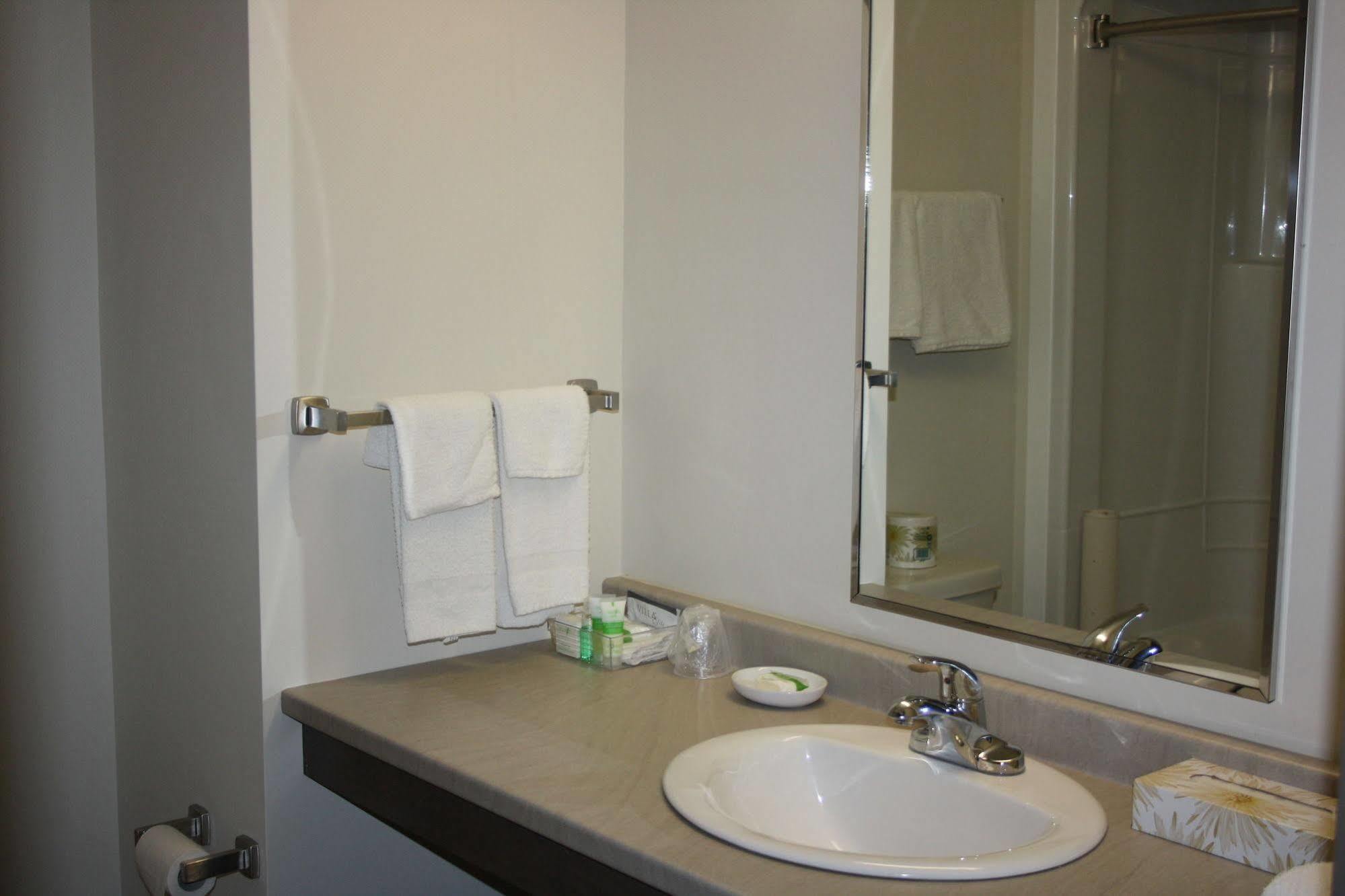 Crossroads Inn & Suites Paradise Esterno foto
