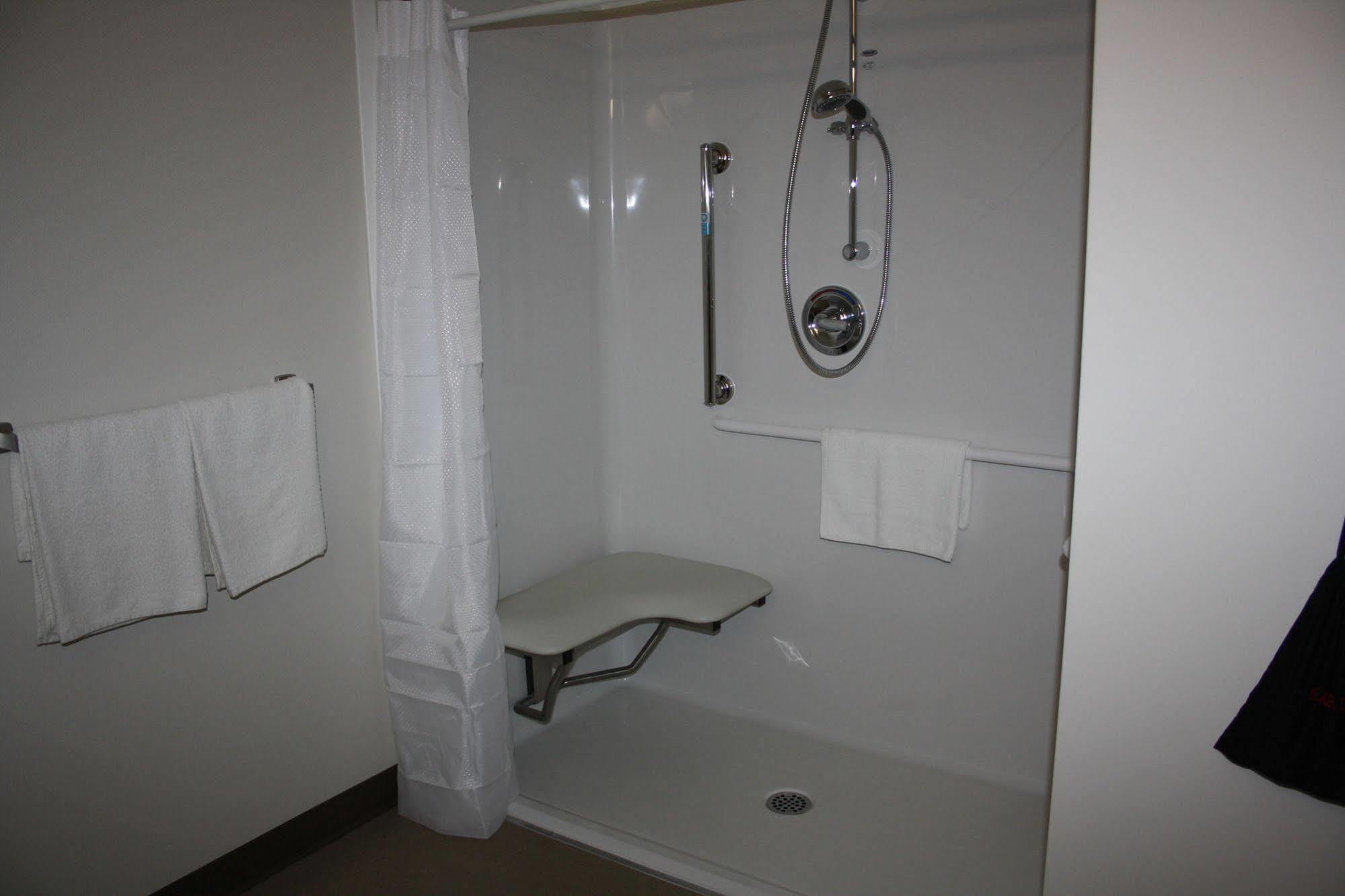Crossroads Inn & Suites Paradise Esterno foto
