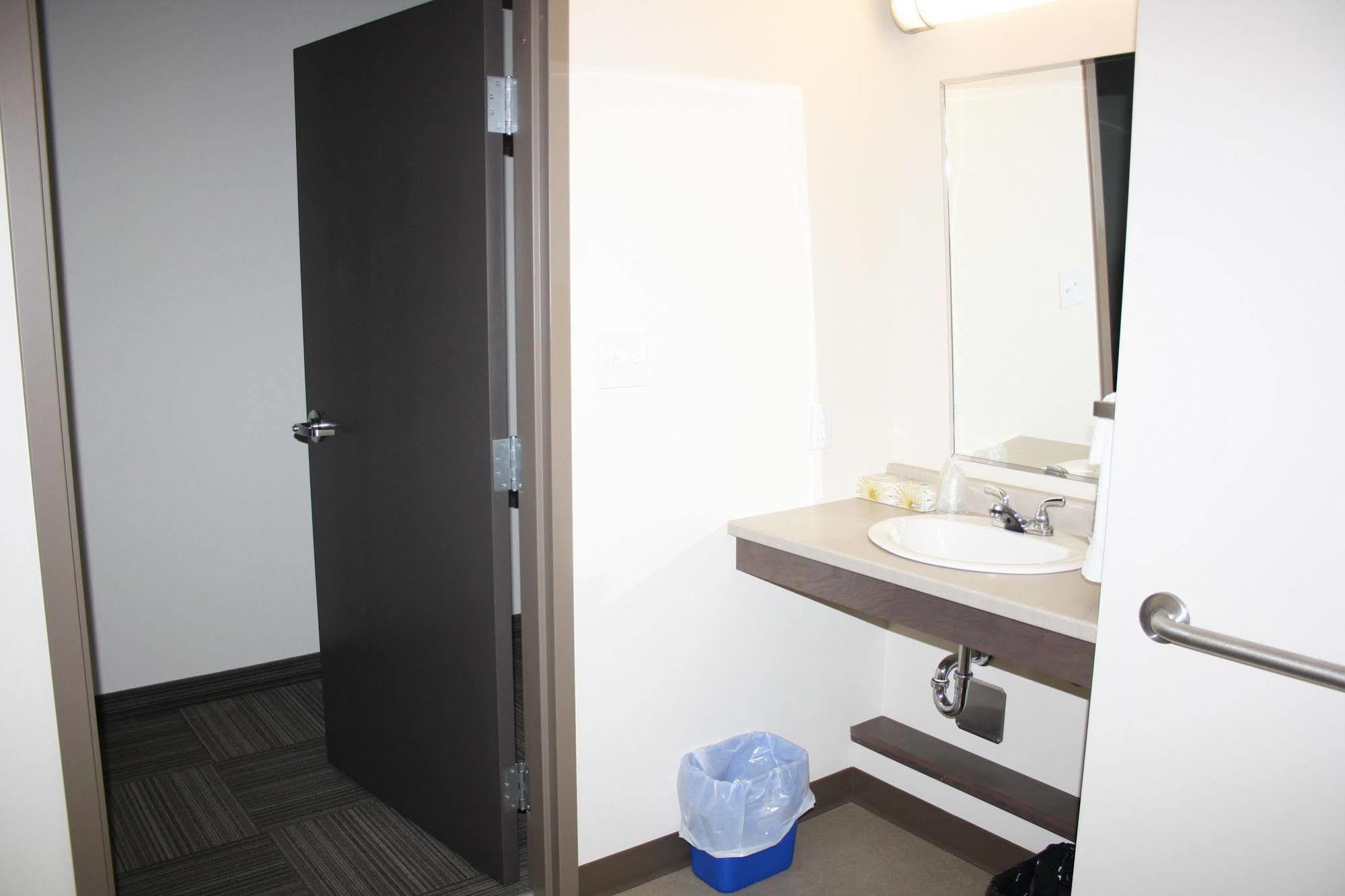 Crossroads Inn & Suites Paradise Esterno foto